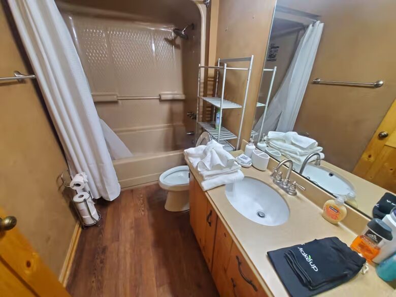 Serene Lakeside Log Cabin Retreat - Anderson, South Carolina