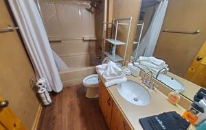 Serene Lakeside Log Cabin Retreat - Anderson, South Carolina