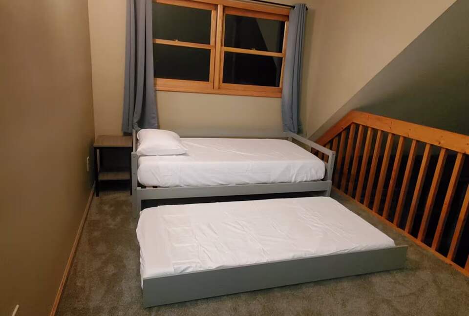 Serene Lakeside Log Cabin Retreat - Anderson, South Carolina