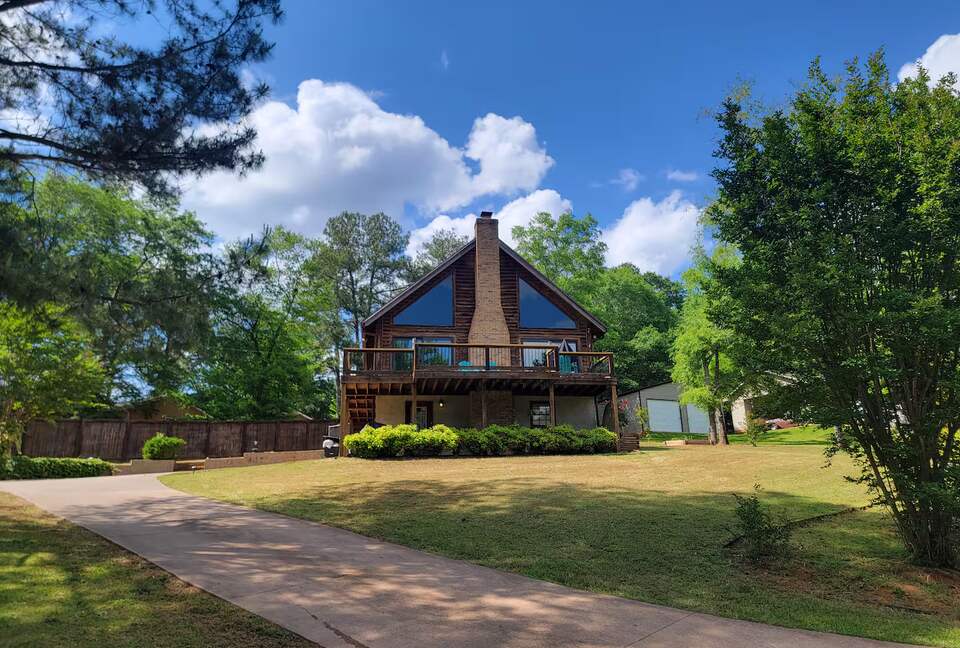 Serene Lakeside Log Cabin Retreat - Anderson, South Carolina