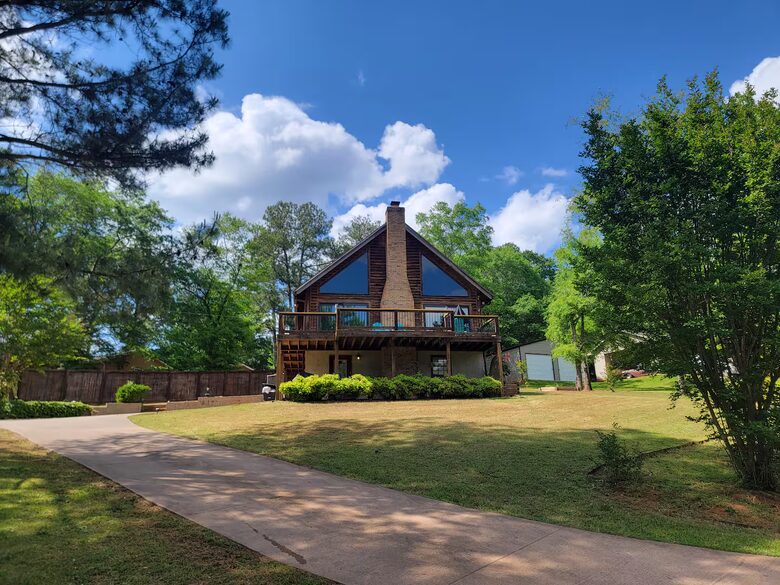 Serene Lakeside Log Cabin Retreat - Anderson, South Carolina