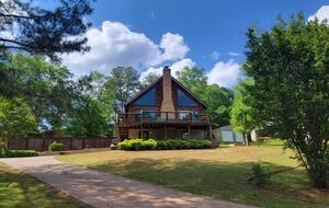 Serene Lakeside Log Cabin Retreat - Anderson, South Carolina