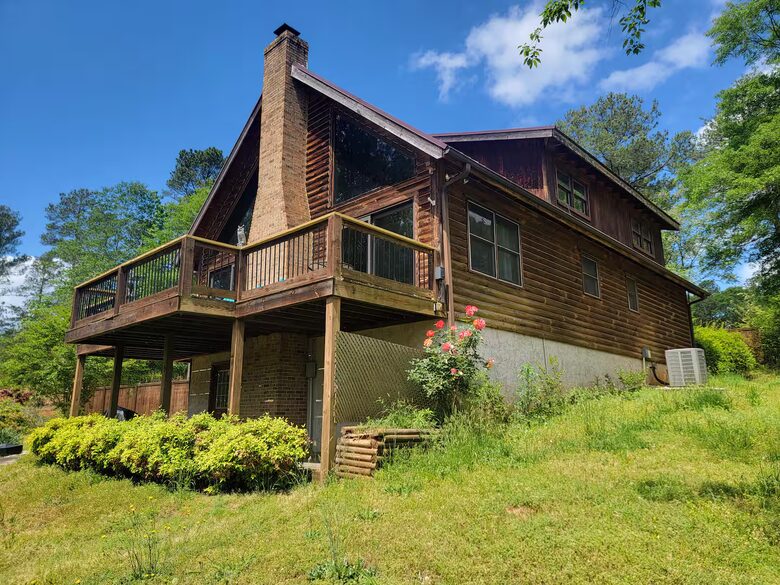 Serene Lakeside Log Cabin Retreat - Anderson, South Carolina