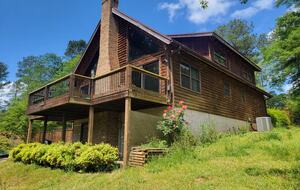 Serene Lakeside Log Cabin Retreat - Anderson, South Carolina