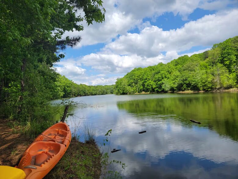 Serene Lakeside Log Cabin Retreat - Anderson, South Carolina