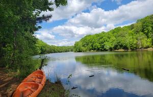Serene Lakeside Log Cabin Retreat - Anderson, South Carolina