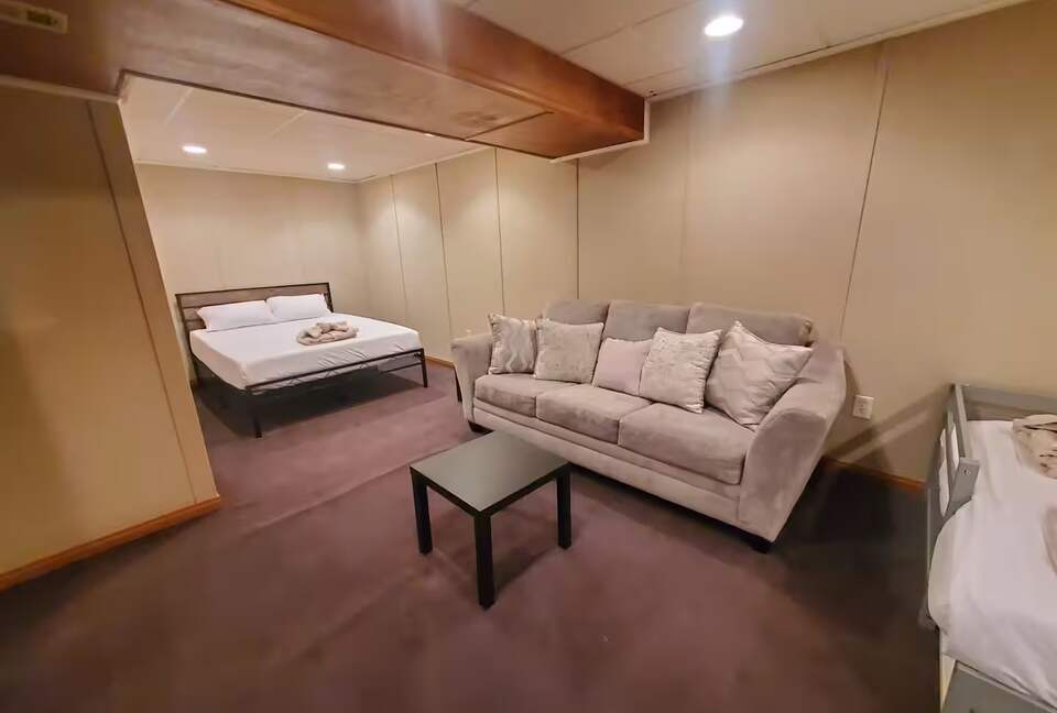 Serene Lakeside Log Cabin Retreat - Anderson, South Carolina