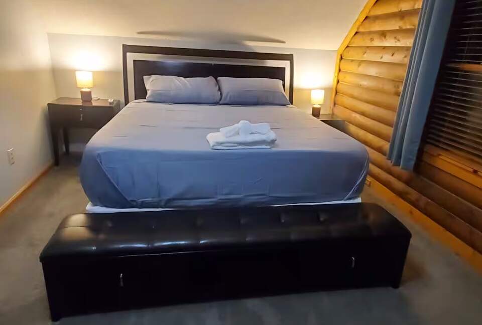 Serene Lakeside Log Cabin Retreat - Anderson, South Carolina