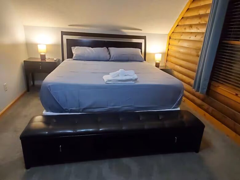 Serene Lakeside Log Cabin Retreat - Anderson, South Carolina