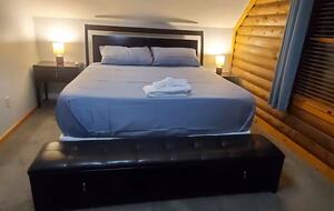 Serene Lakeside Log Cabin Retreat - Anderson, South Carolina