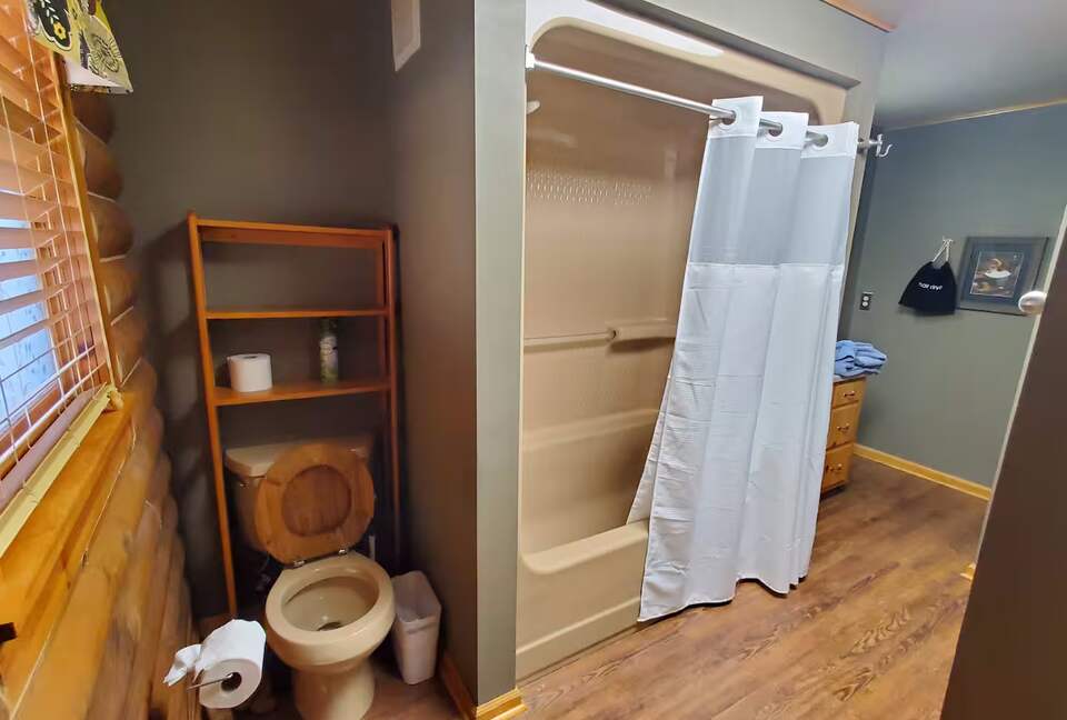 Serene Lakeside Log Cabin Retreat - Anderson, South Carolina