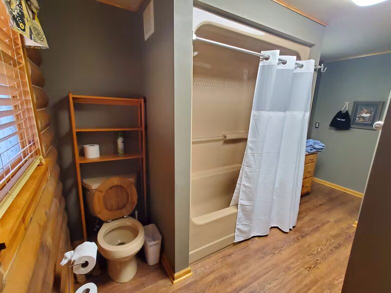 Serene Lakeside Log Cabin Retreat - Anderson, South Carolina