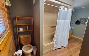 Serene Lakeside Log Cabin Retreat - Anderson, South Carolina