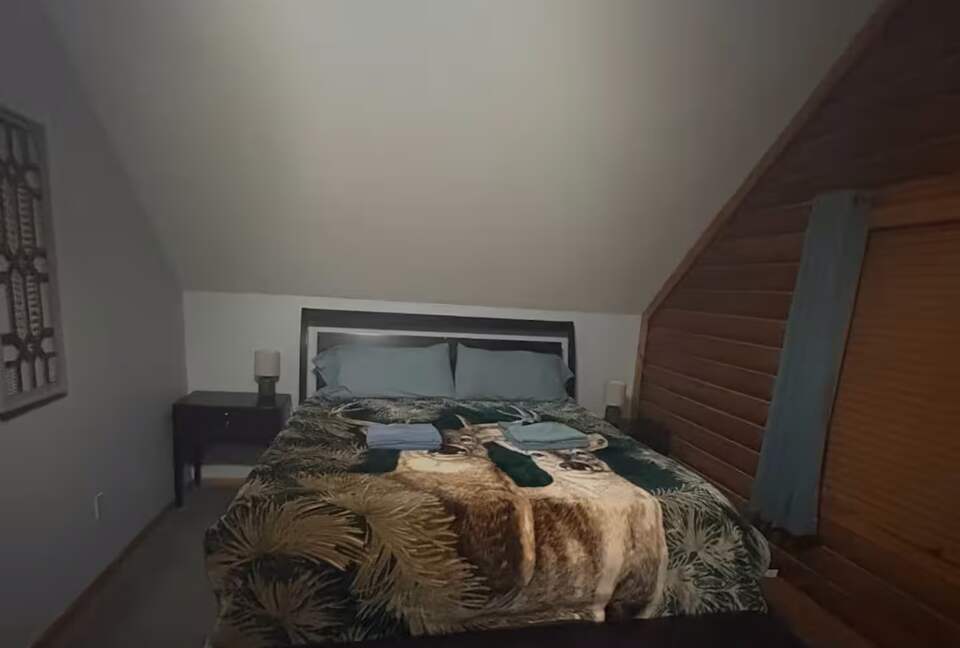 Serene Lakeside Log Cabin Retreat - Anderson, South Carolina