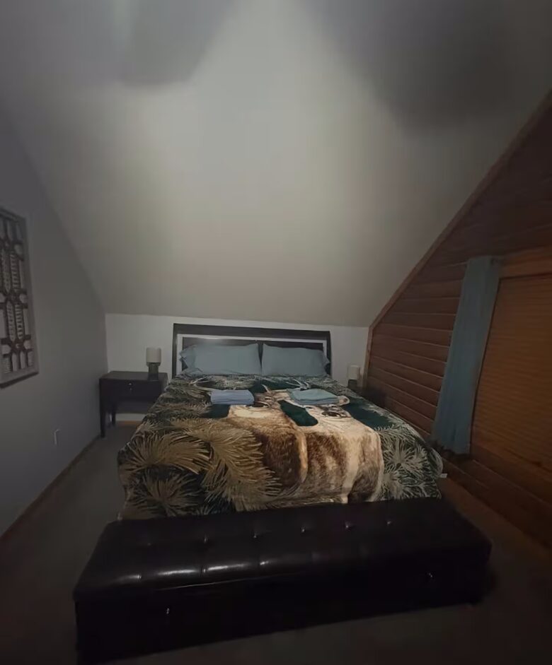 Serene Lakeside Log Cabin Retreat - Anderson, South Carolina