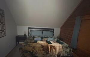 Serene Lakeside Log Cabin Retreat - Anderson, South Carolina