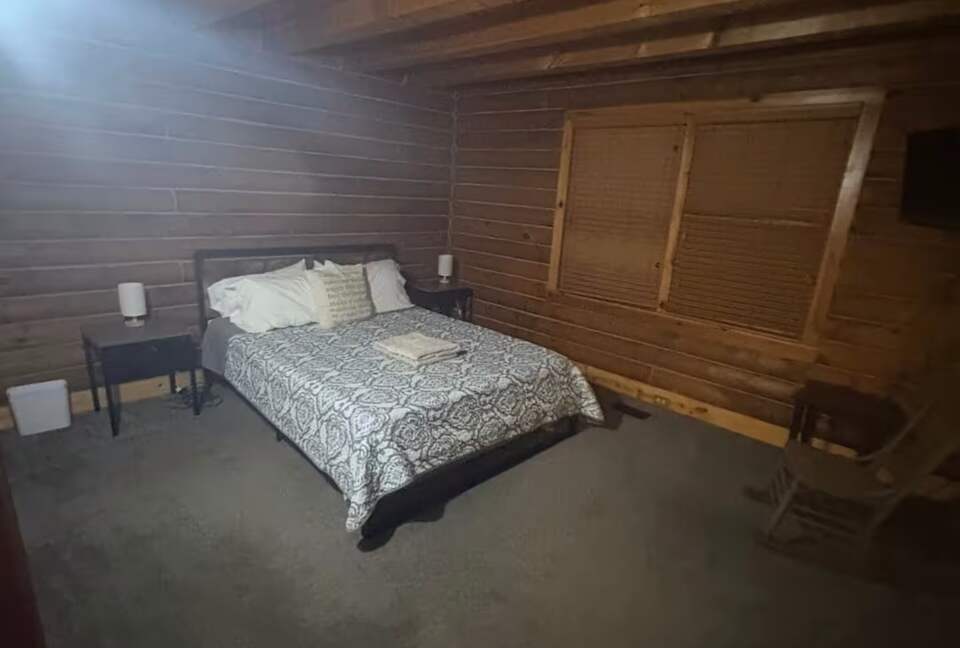 Serene Lakeside Log Cabin Retreat - Anderson, South Carolina