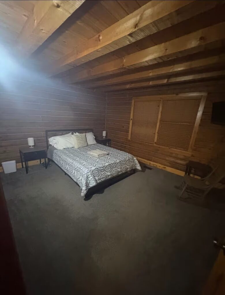 Serene Lakeside Log Cabin Retreat - Anderson, South Carolina