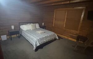 Serene Lakeside Log Cabin Retreat - Anderson, South Carolina