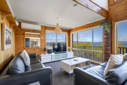 Elevated George’s Bay Waterfront with Gentle Beach Access - Akaroa, Australia