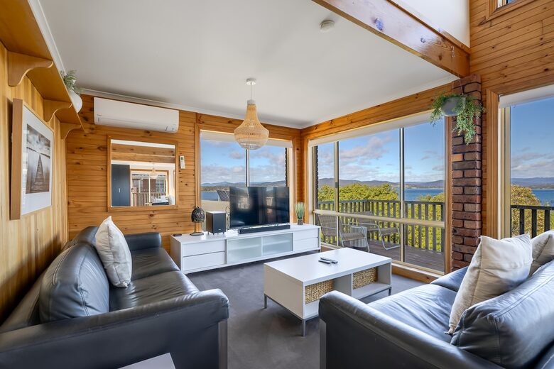 Elevated George’s Bay Waterfront with Gentle Beach Access - Akaroa, Australia