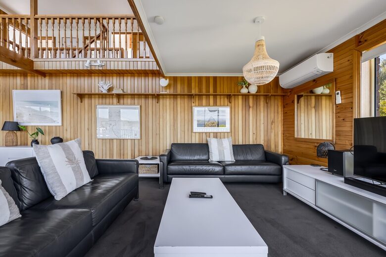 Elevated George’s Bay Waterfront with Gentle Beach Access - Akaroa, Australia