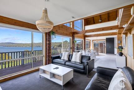 Elevated George’s Bay Waterfront with Gentle Beach Access - Akaroa, Australia