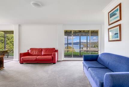 Elevated George’s Bay Waterfront with Gentle Beach Access - Akaroa, Australia