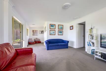 Elevated George’s Bay Waterfront with Gentle Beach Access - Akaroa, Australia