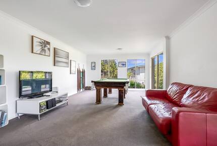 Elevated George’s Bay Waterfront with Gentle Beach Access - Akaroa, Australia