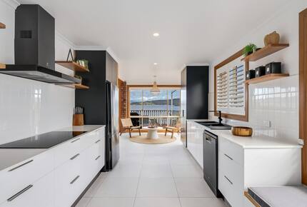 Elevated George’s Bay Waterfront with Gentle Beach Access - Akaroa, Australia