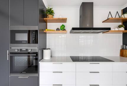 Elevated George’s Bay Waterfront with Gentle Beach Access - Akaroa, Australia