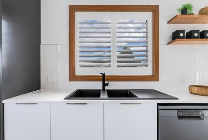 Elevated George’s Bay Waterfront with Gentle Beach Access - Akaroa, Australia