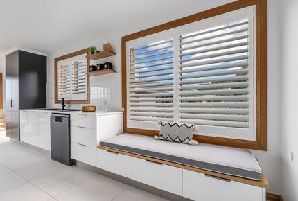 Elevated George’s Bay Waterfront with Gentle Beach Access - Akaroa, Australia