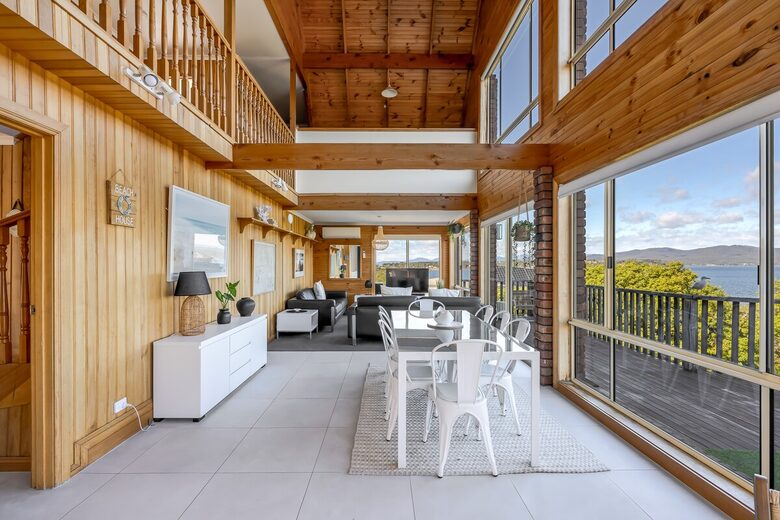 Elevated George’s Bay Waterfront with Gentle Beach Access - Akaroa, Australia