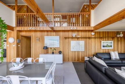 Elevated George’s Bay Waterfront with Gentle Beach Access - Akaroa, Australia