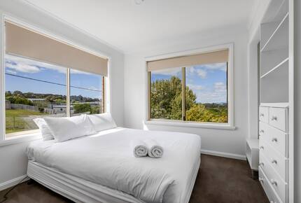 Elevated George’s Bay Waterfront with Gentle Beach Access - Akaroa, Australia