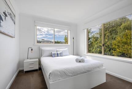 Elevated George’s Bay Waterfront with Gentle Beach Access - Akaroa, Australia