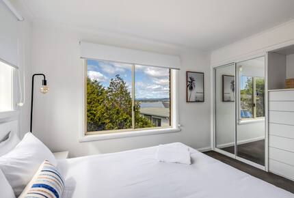 Elevated George’s Bay Waterfront with Gentle Beach Access - Akaroa, Australia