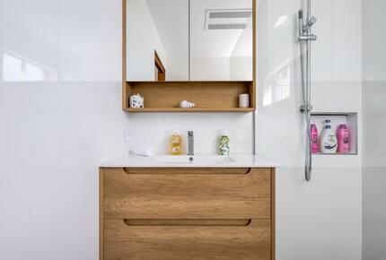 Elevated George’s Bay Waterfront with Gentle Beach Access - Akaroa, Australia