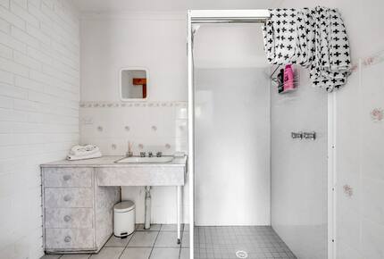 Elevated George’s Bay Waterfront with Gentle Beach Access - Akaroa, Australia