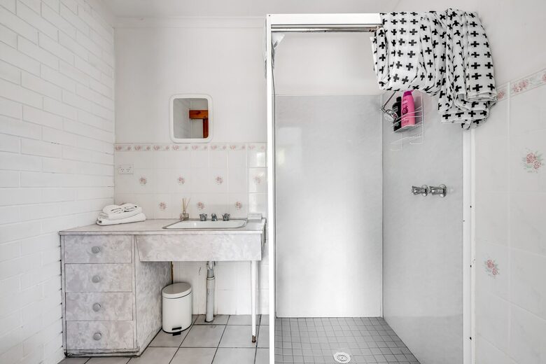 Elevated George’s Bay Waterfront with Gentle Beach Access - Akaroa, Australia