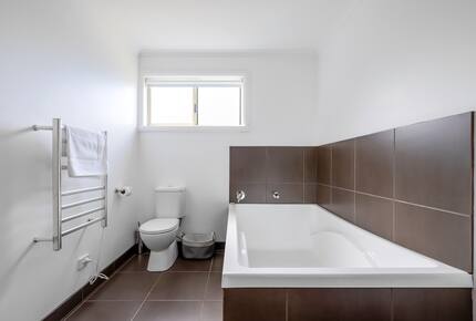 Elevated George’s Bay Waterfront with Gentle Beach Access - Akaroa, Australia