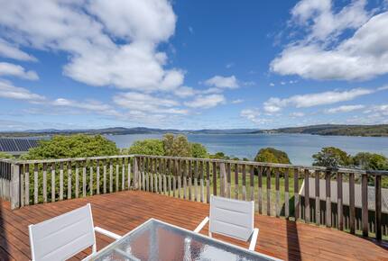 Elevated George’s Bay Waterfront with Gentle Beach Access - Akaroa, Australia
