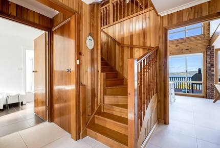 Elevated George’s Bay Waterfront with Gentle Beach Access - Akaroa, Australia