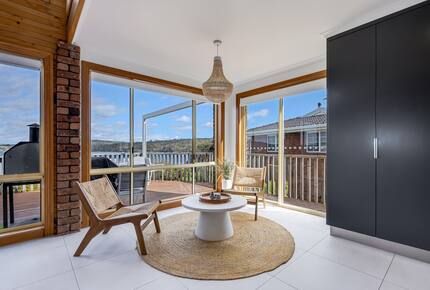 Elevated George’s Bay Waterfront with Gentle Beach Access - Akaroa, Australia