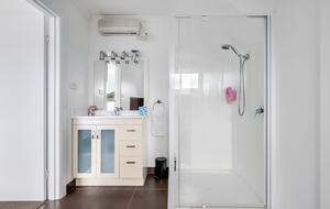 Elevated George’s Bay Waterfront with Gentle Beach Access - Akaroa, Australia