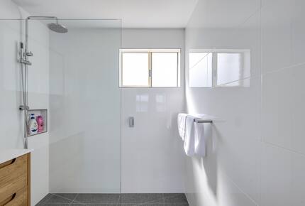 Elevated George’s Bay Waterfront with Gentle Beach Access - Akaroa, Australia