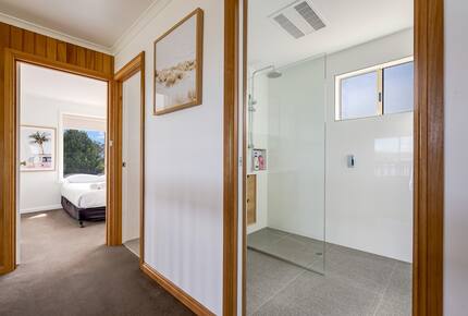 Elevated George’s Bay Waterfront with Gentle Beach Access - Akaroa, Australia