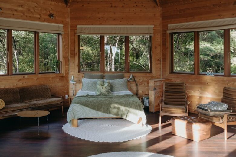 Octagonal Forest Treehouse with Private Spring-Fed Hot Tub - Waiheke Island, New Zealand